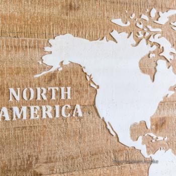 Handgefertigtes Naturholzbild mit aufgesetzter Weltkarte im XL-Format mit Metallumrandung